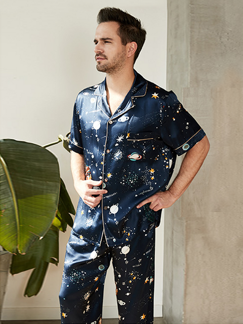 Universe Printed Silkepysjamassett for menn med korte ermer